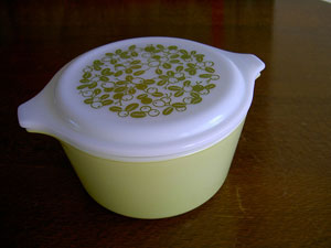 1 qt pyrex covered dishes