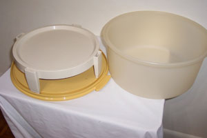 Old fogyish Yellow Tupperware Cake Holder, Pie Carrier, Maxi Taker.